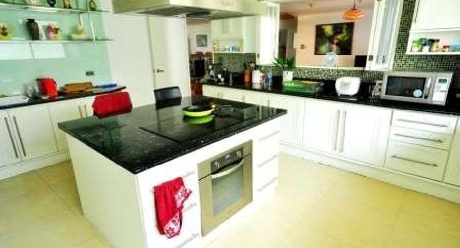 For rent 4 bedrooms condo in Khlong Toei, Bangkok