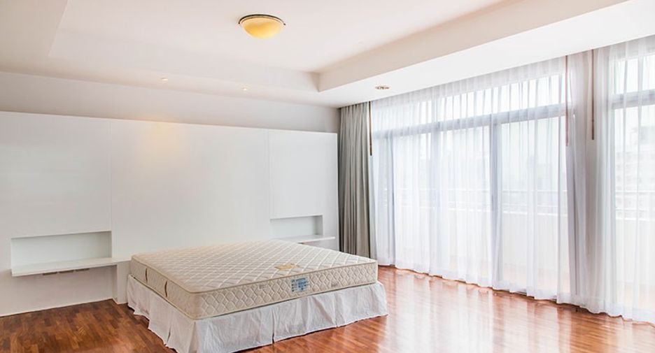 For rent 3 bedrooms condo in Khlong Toei, Bangkok