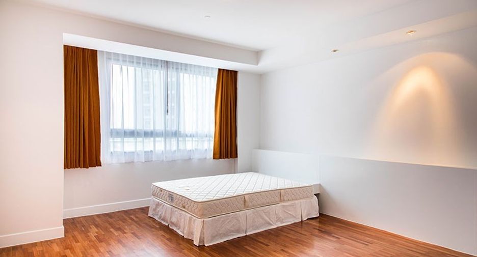 For rent 3 bedrooms condo in Khlong Toei, Bangkok