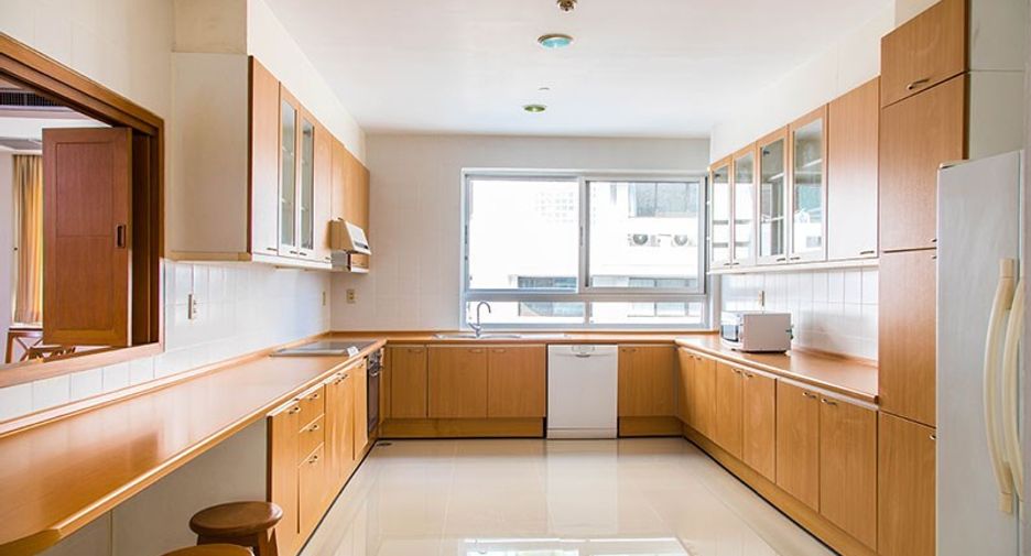 For rent 3 bedrooms condo in Khlong Toei, Bangkok