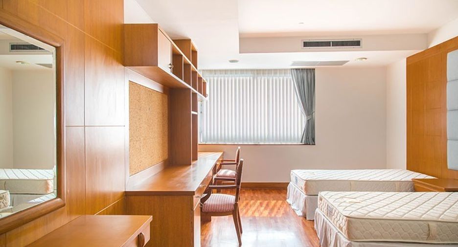 For rent 3 bedrooms condo in Khlong Toei, Bangkok