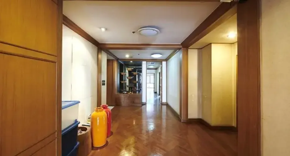 For sale 4 bedrooms condo in Watthana, Bangkok