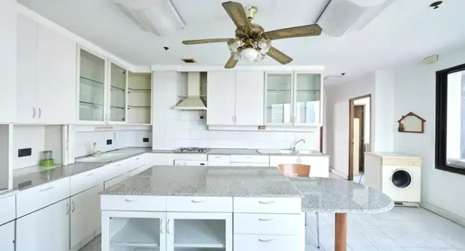 For sale 4 bedrooms condo in Watthana, Bangkok