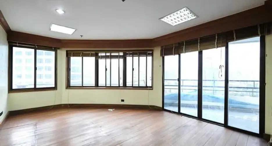 For sale 4 bedrooms condo in Watthana, Bangkok