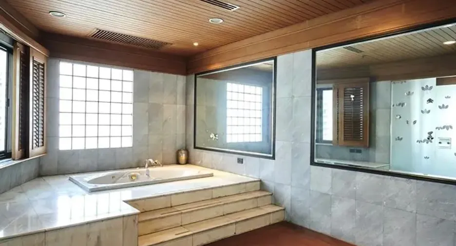For sale 4 bedrooms condo in Watthana, Bangkok
