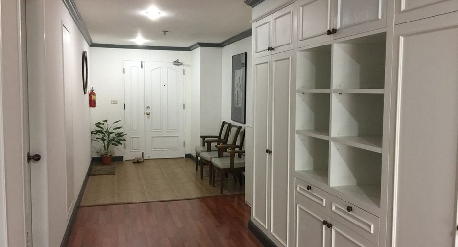 For sale 2 bedrooms condo in Khlong Toei, Bangkok