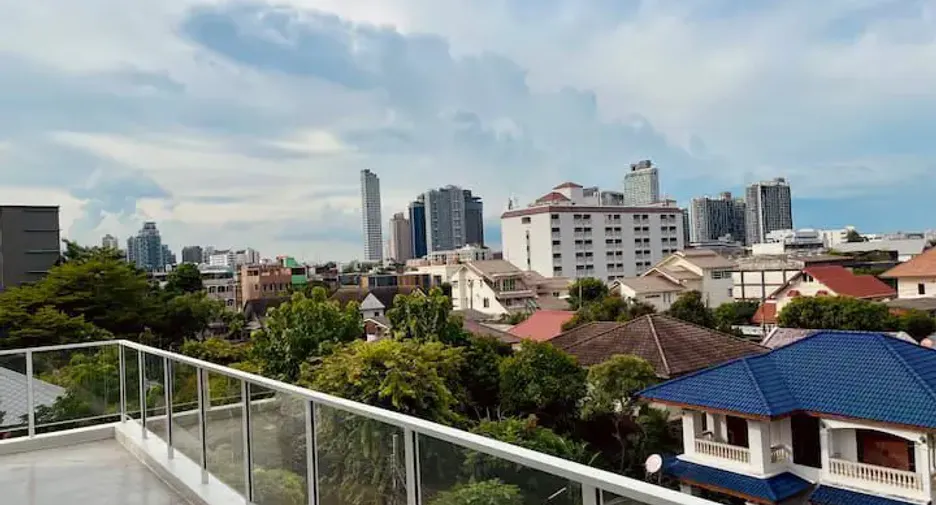 For rent 2 ベッドルーム house in Phra Khanong, Bangkok