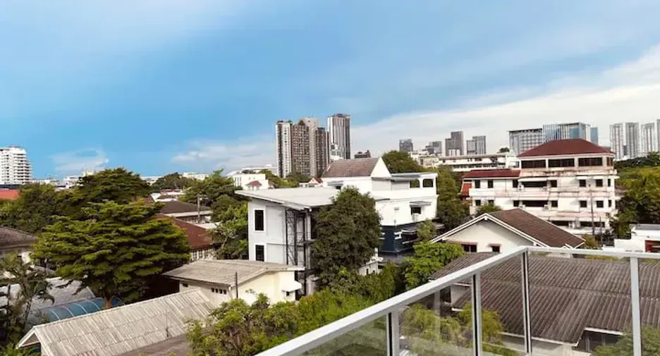 For rent 2 ベッドルーム house in Phra Khanong, Bangkok