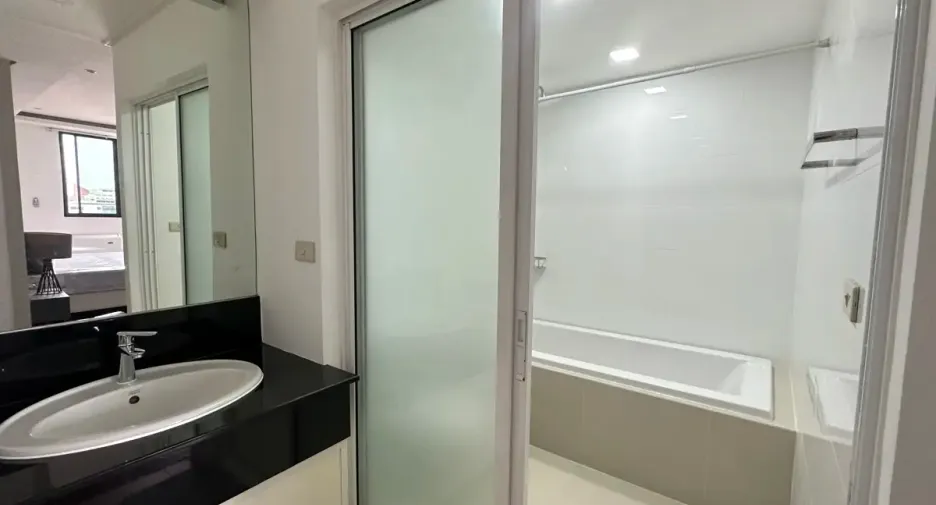 For rent 2 bedrooms condo in Watthana, Bangkok