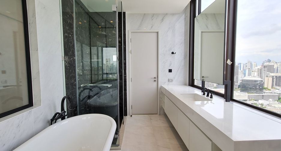 For sale 3 bedrooms condo in Pathum Wan, Bangkok