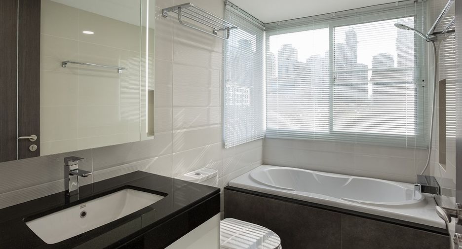 For rent 3 bedrooms condo in Khlong Toei, Bangkok