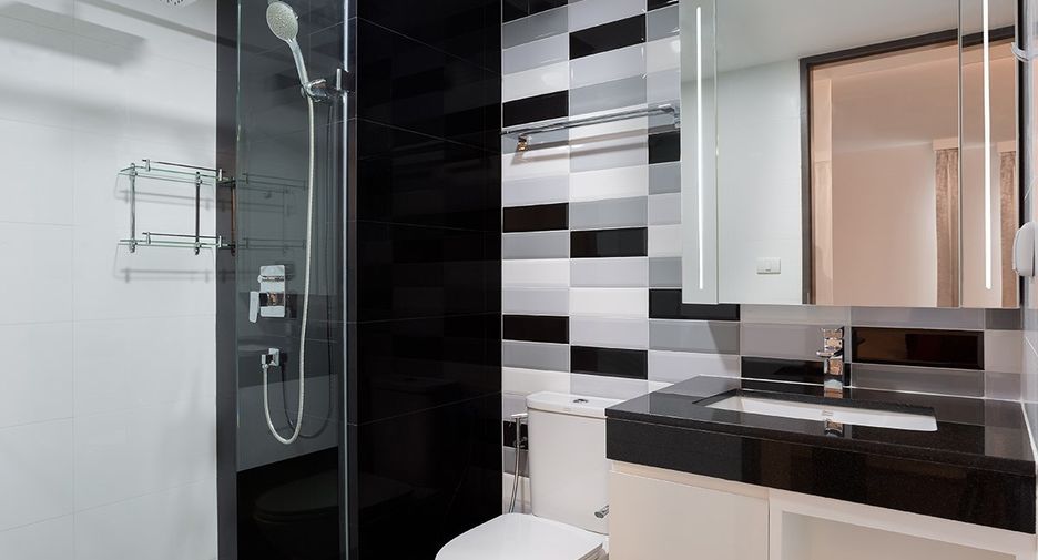 For rent 3 bedrooms condo in Khlong Toei, Bangkok