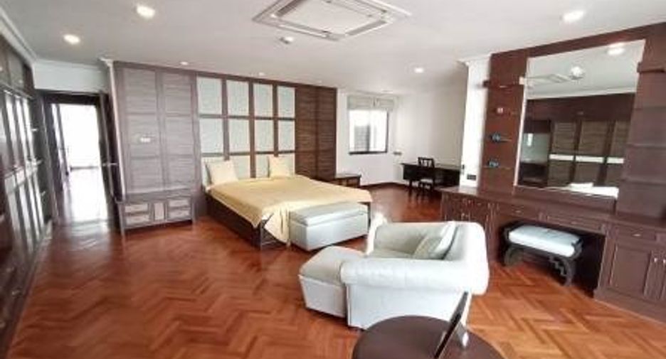 For rent 3 bedrooms condo in Watthana, Bangkok