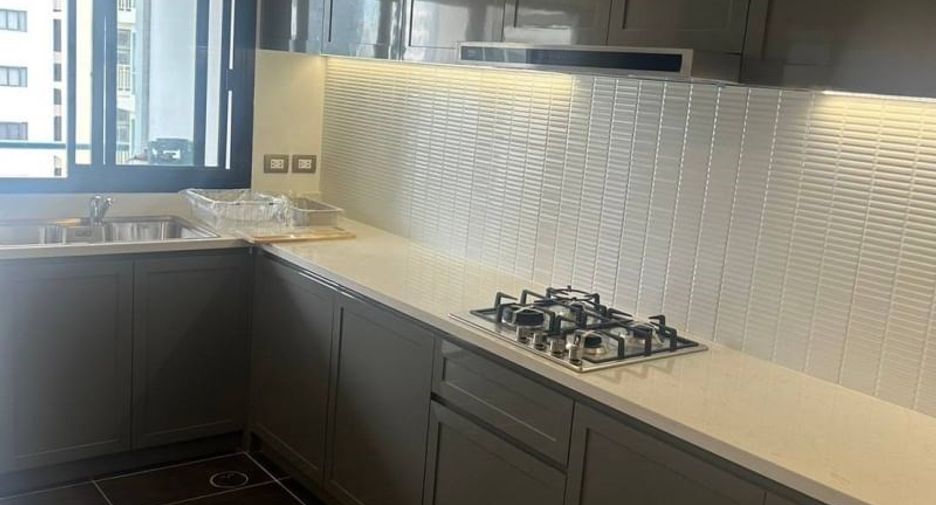 For rent 3 bedrooms condo in Khlong Toei, Bangkok