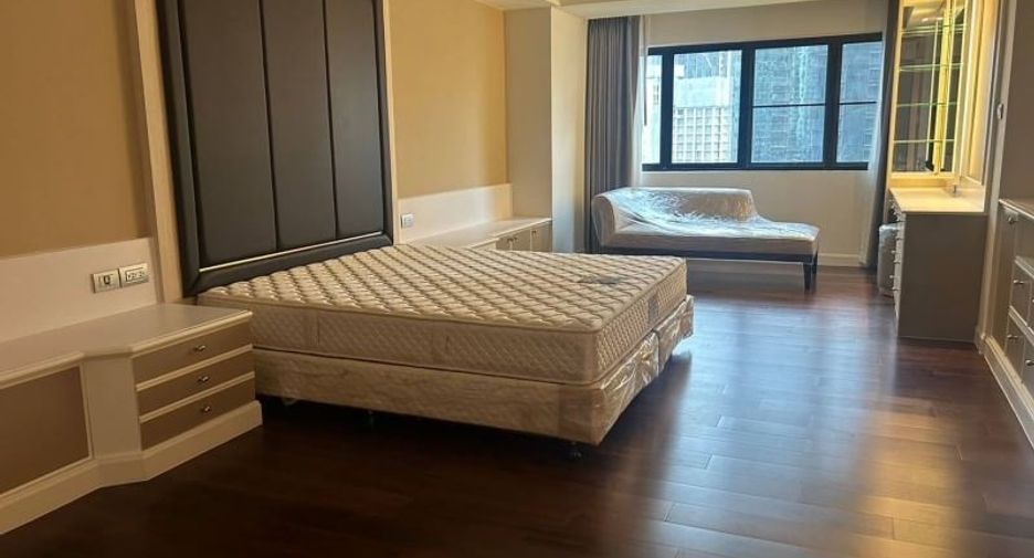 For rent 3 bedrooms condo in Khlong Toei, Bangkok