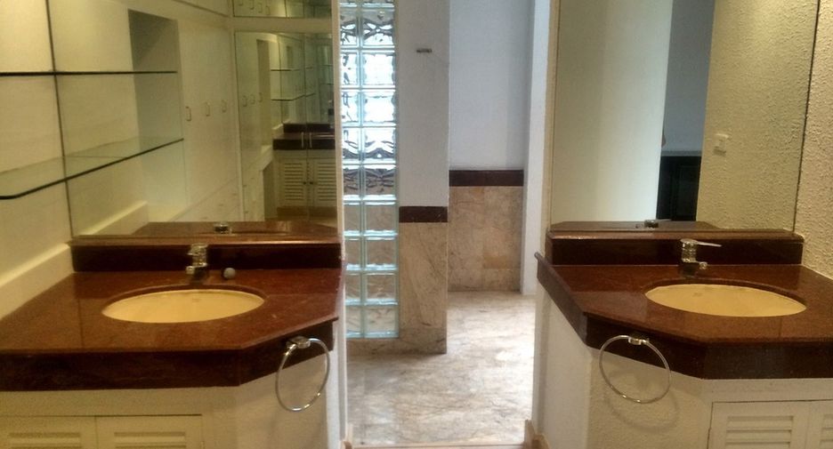 Casa en alquiler y en venta de 3 habitaciones en Watthana, Bangkok