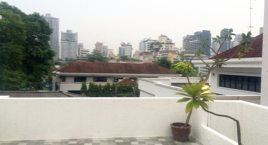 Casa en alquiler y en venta de 3 habitaciones en Watthana, Bangkok