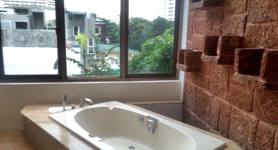 Casa en alquiler y en venta de 3 habitaciones en Watthana, Bangkok