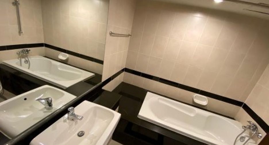 For rent 3 bedrooms condo in Sathon, Bangkok