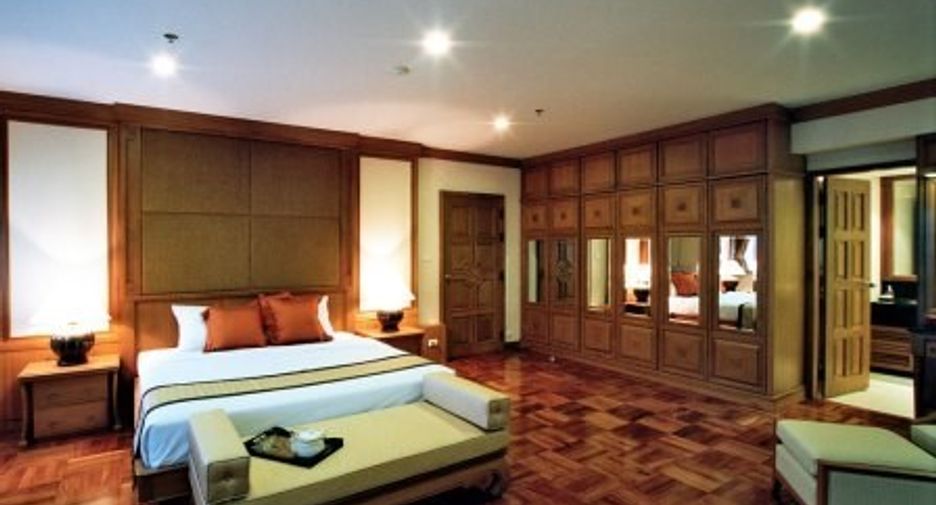 For rent 4 bedrooms condo in Watthana, Bangkok