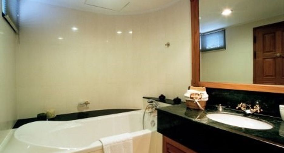 For rent 4 bedrooms condo in Watthana, Bangkok