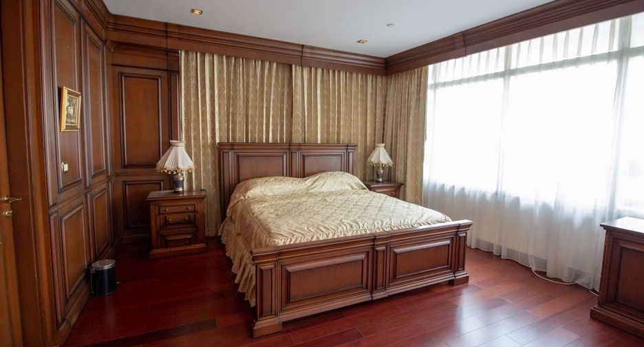For rent 3 bedrooms condo in Khlong Toei, Bangkok