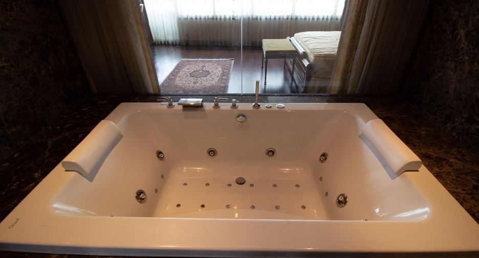 For rent 3 bedrooms condo in Khlong Toei, Bangkok