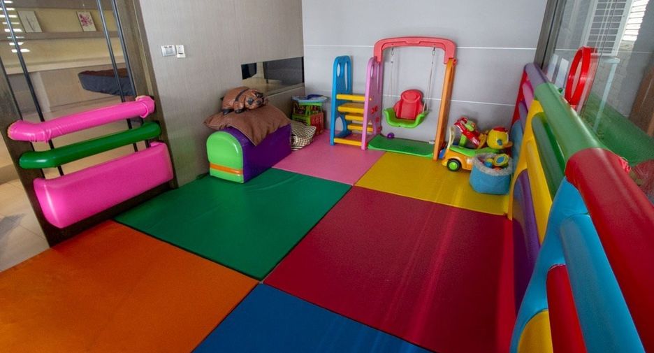 For rent 3 bedrooms condo in Khlong Toei, Bangkok