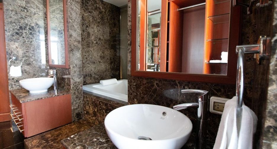 For rent 3 bedrooms condo in Khlong Toei, Bangkok
