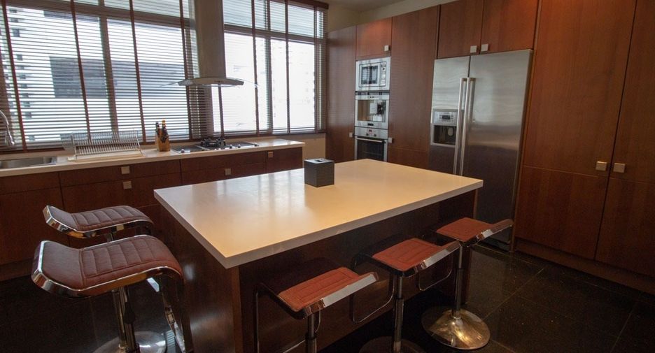 For rent 3 bedrooms condo in Khlong Toei, Bangkok
