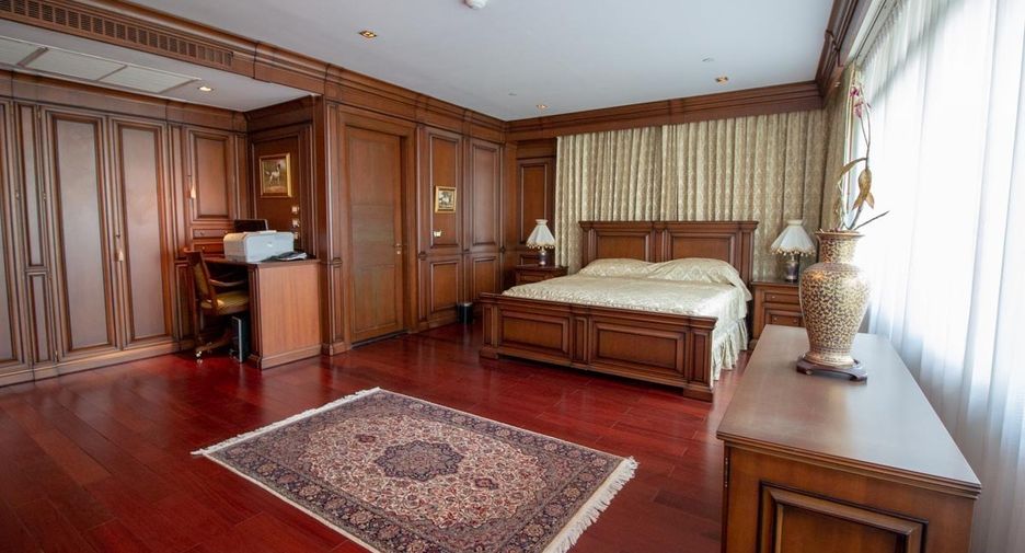 For rent 3 bedrooms condo in Khlong Toei, Bangkok
