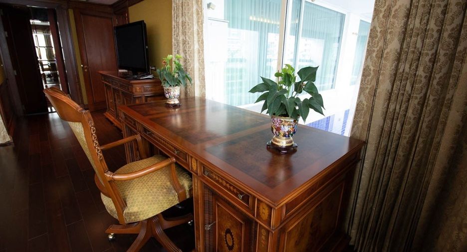 For rent 3 bedrooms condo in Khlong Toei, Bangkok