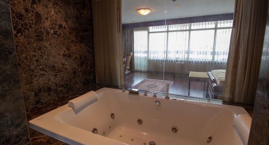 For rent 3 bedrooms condo in Khlong Toei, Bangkok