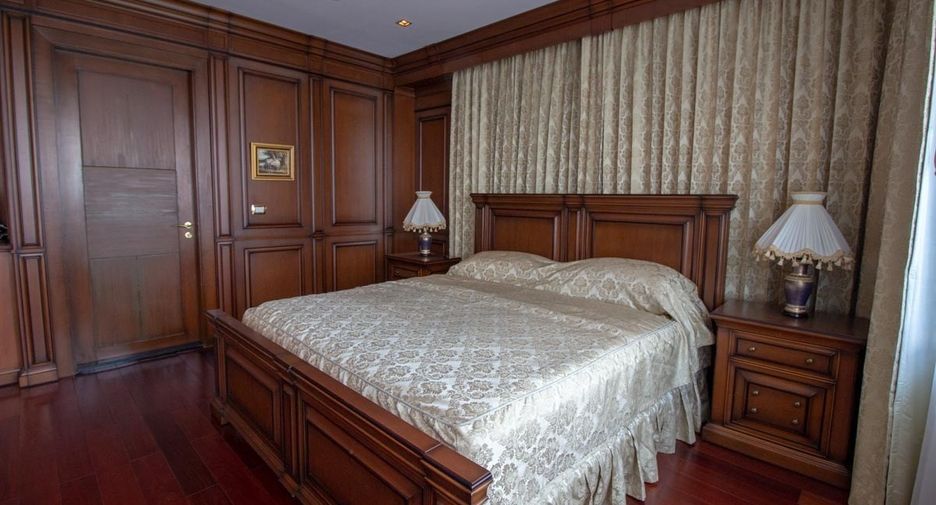 For rent 3 bedrooms condo in Khlong Toei, Bangkok