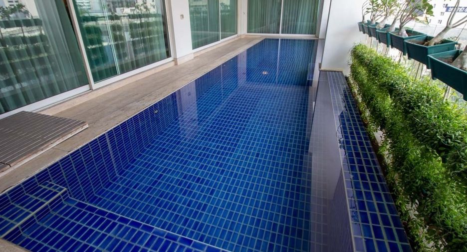 For rent 3 bedrooms condo in Khlong Toei, Bangkok