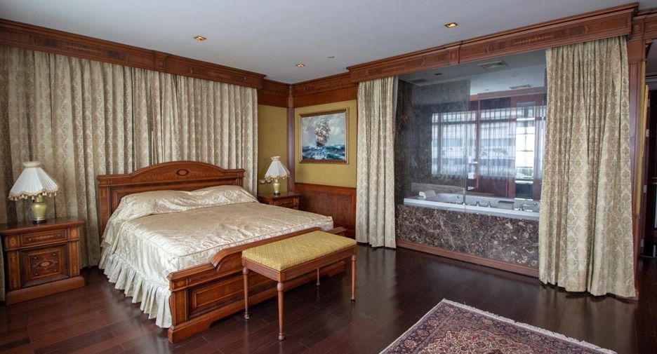 For rent 3 bedrooms condo in Khlong Toei, Bangkok