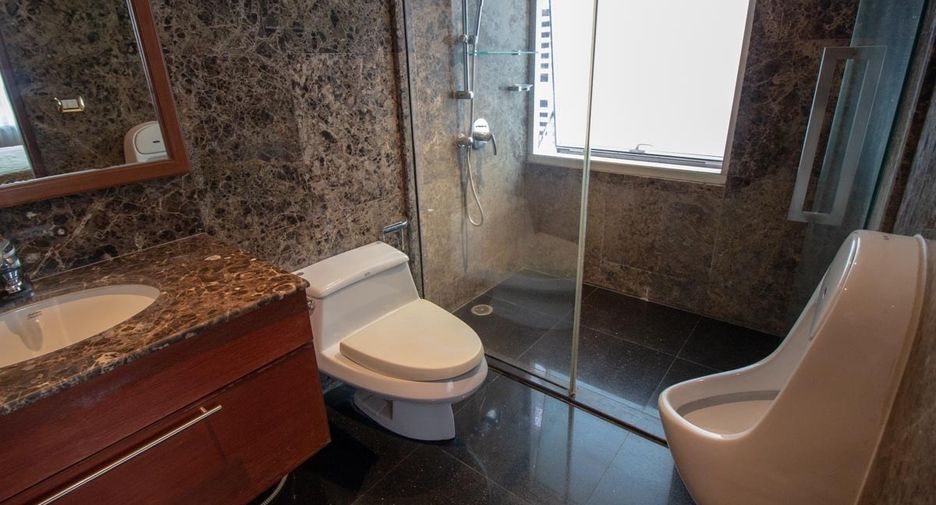 For rent 3 bedrooms condo in Khlong Toei, Bangkok