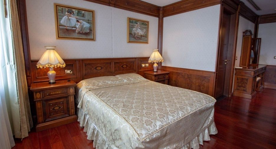 For rent 3 bedrooms condo in Khlong Toei, Bangkok