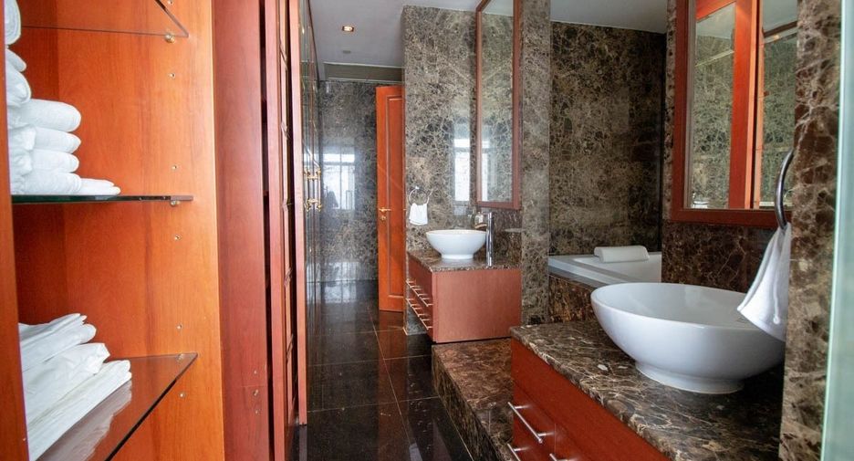For rent 3 bedrooms condo in Khlong Toei, Bangkok
