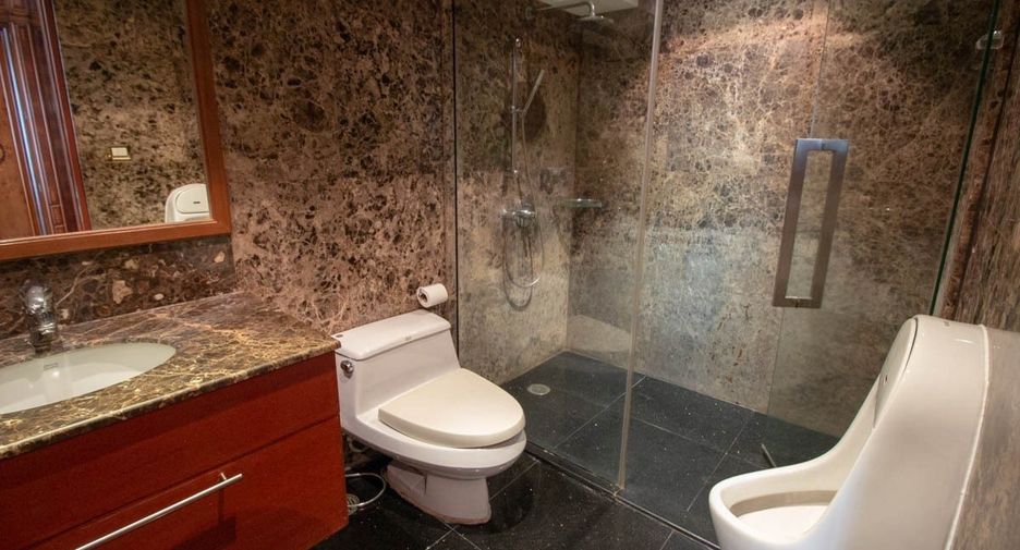 For rent 3 bedrooms condo in Khlong Toei, Bangkok