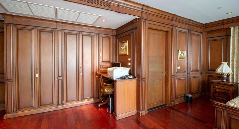 For rent 3 bedrooms condo in Khlong Toei, Bangkok