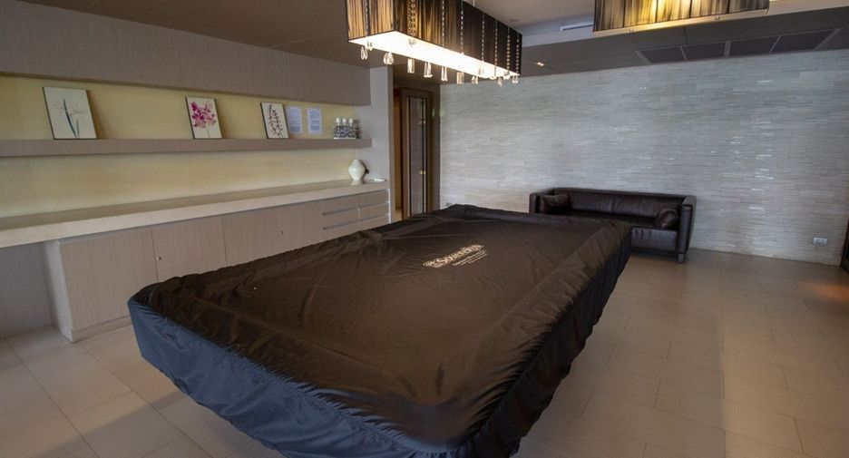 For rent 3 bedrooms condo in Khlong Toei, Bangkok