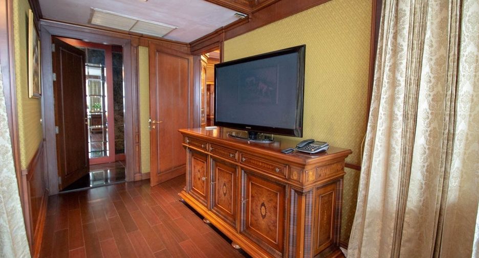 For rent 3 bedrooms condo in Khlong Toei, Bangkok