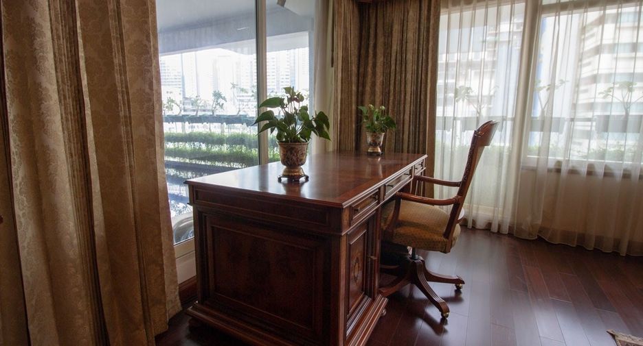For rent 3 bedrooms condo in Khlong Toei, Bangkok