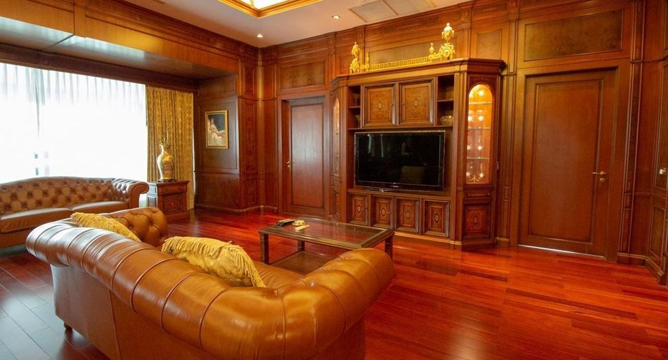 For rent 3 bedrooms condo in Khlong Toei, Bangkok