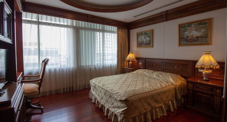 For rent 3 bedrooms condo in Khlong Toei, Bangkok