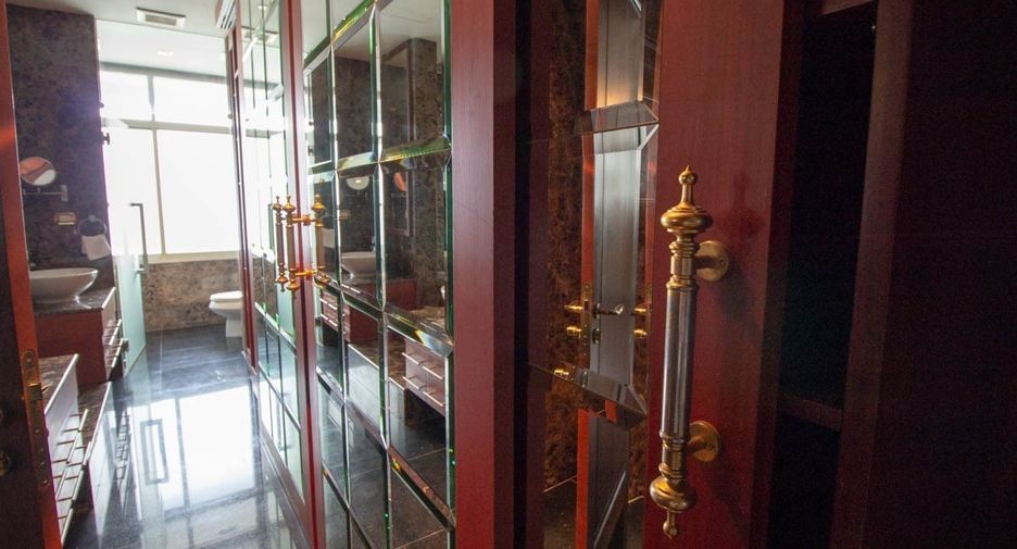 For rent 3 bedrooms condo in Khlong Toei, Bangkok