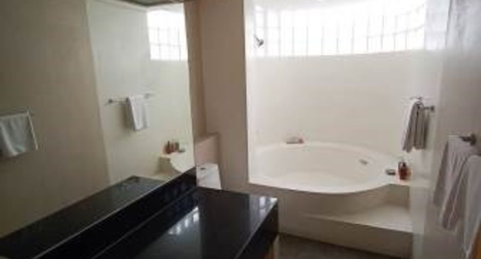 For rent 4 bedrooms condo in Watthana, Bangkok