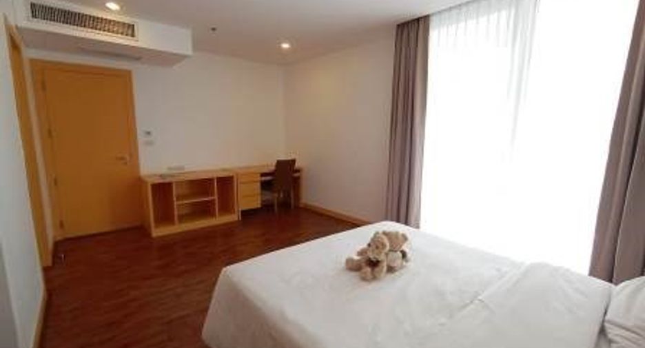 For rent 4 bedrooms condo in Watthana, Bangkok