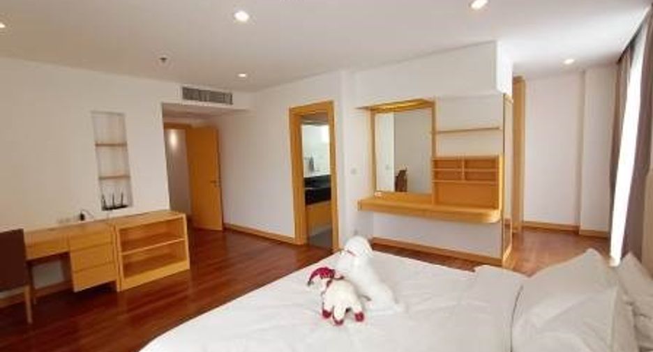 For rent 4 bedrooms condo in Watthana, Bangkok